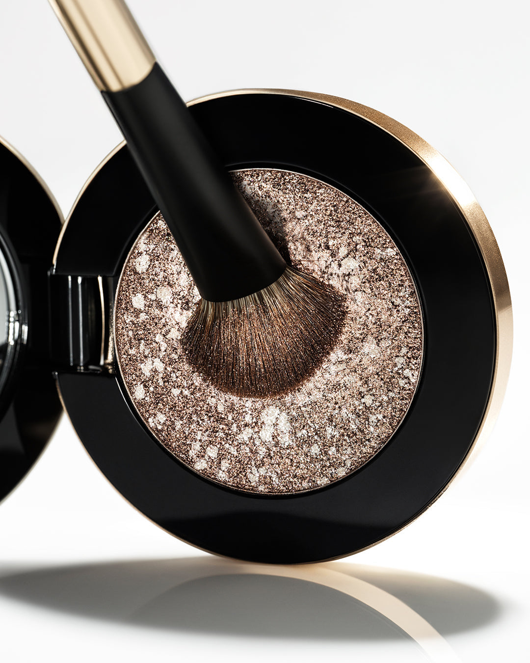 Create Stunning Looks! Multi-Chromatic Eyeshadow for Instant Radiance